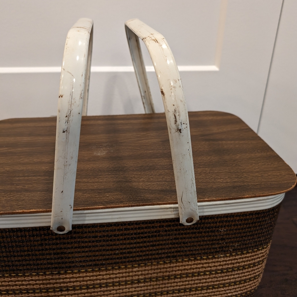 VINTAGE 60s Redmon picnic basket brown wood wicker with white folding handles - Picture 12 of 12